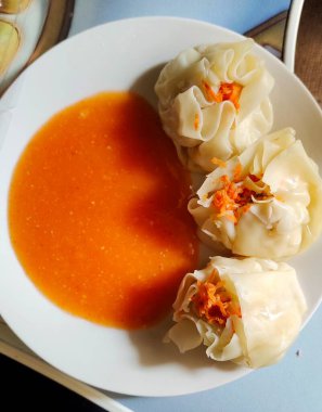 Dim Sum köftelerini bir tabağa koy.