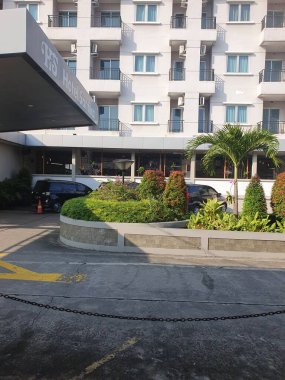 Lüks otel girişinin dış manzarası.