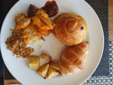 Otel veya restoranda kahvaltı menüsü