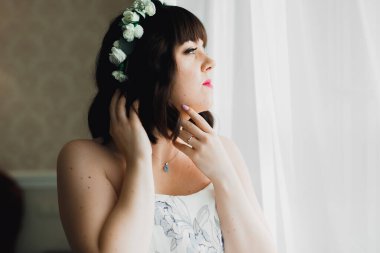 Tüylü, lüks makyaj, saç stili, stüdyo içi fotoğraf çekimi olan güzel bir gelin..