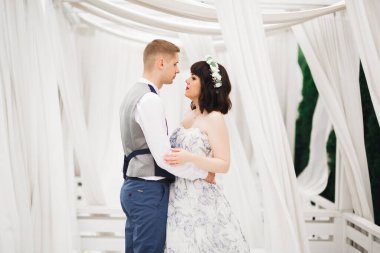 Göz kamaştırıcı mutlu çift birbirine yakın duruyor ve gözlerinin içine bakıyor..