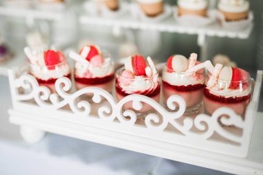 Lezzetli düğün resepsiyonu, tatlı masası..