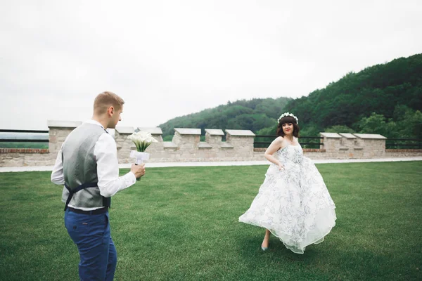 Romantyczny Moment Ślubu Panna Młoda Uciekająca Przed Panem Młodym Parku — Zdjęcie stockowe