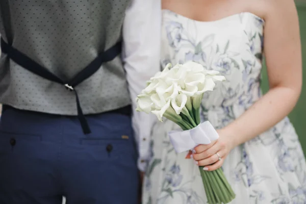 Beau Jeune Couple Mariage Posant Avec Bouquet Fleurs Dans Les — Photo