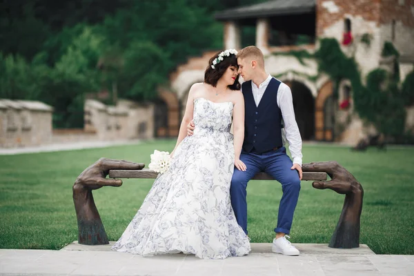 Mutlu Düğün Çift Büyüleyici Damat Mükemmel Gelin Parkta Poz — Stok fotoğraf