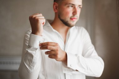 Damat sabah hazırlığı. Yakışıklı adam giyiniyor ve düğüne hazırlanıyor..