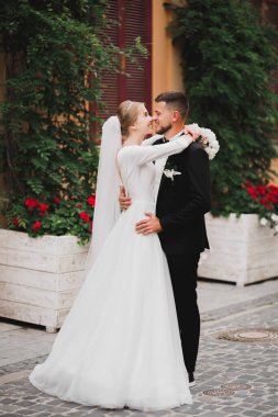 Göz kamaştırıcı mutlu çift birbirine yakın duruyor ve gözlerinin içine bakıyor..