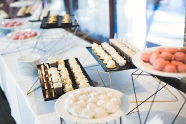 Lezzetli düğün resepsiyonu, tatlı masası..