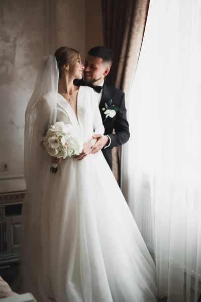 Moment Romantic Nuntă Cuplu Proaspăt Căsătoriți Portret Zâmbitor Mireasă Mire — Fotografie, imagine de stoc
