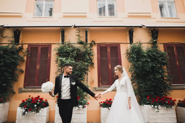 Ett Kärleksfullt Par Nygifta Promenader Staden Make Och Maka Promenad — Stockfoto
