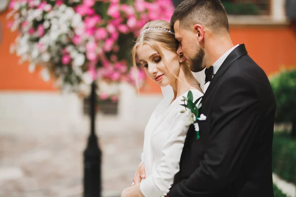 Härligt Lyckligt Bröllop Par Brud Med Lång Vit Klänning Poserar — Stockfoto