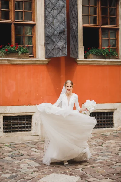 Schoonheidsportret Van Bruid Dragen Mode Trouwjurk Met Veren Met Luxe — Stockfoto