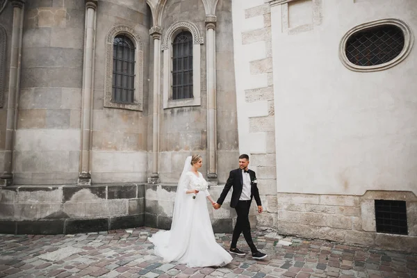 Couple Amoureux Promène Dans Les Rues Ville Lviv — Photo
