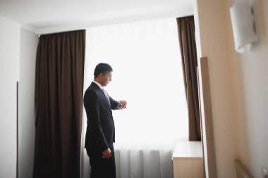 Damat sabah hazırlığı. Yakışıklı adam giyiniyor ve düğüne hazırlanıyor..