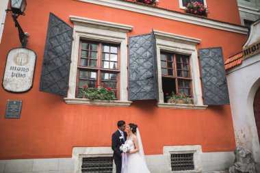 Lüks evli çift, gelin ve damat eski şehirde poz veriyor..