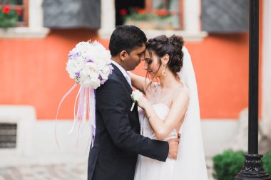 Lüks evli çift, gelin ve damat eski şehirde poz veriyor..