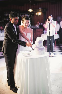 Gelin ve damat düğün pastasını kesiyor..