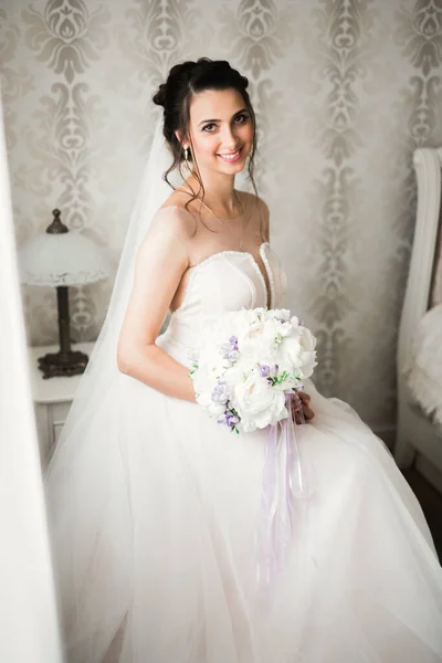 Luxusní Nevěsta Bílých Šatech Pózuje Při Přípravě Svatební Obřad — Stock fotografie