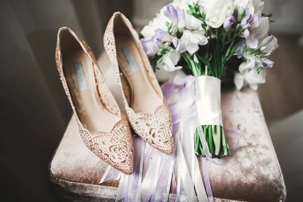新娘结婚鞋与玫瑰花和其他花在扶手椅上 — 图库照片