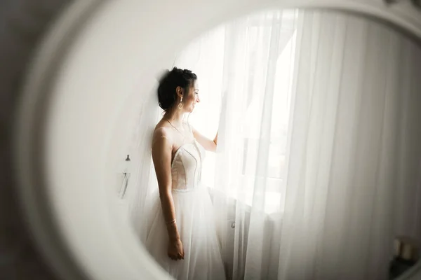Beyaz Elbiseli Lüks Gelin Düğün Törenine Hazırlanırken Poz Veriyor — Stok fotoğraf