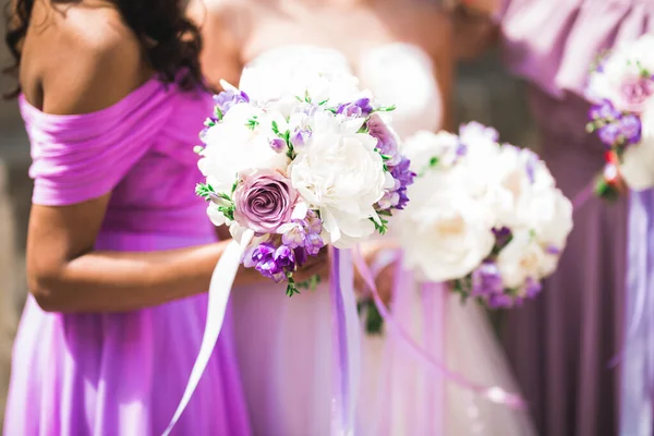 Noiva Com Damas Honra Segurando Maravilhoso Buquê Casamento Luxo Flores — Fotografia de Stock