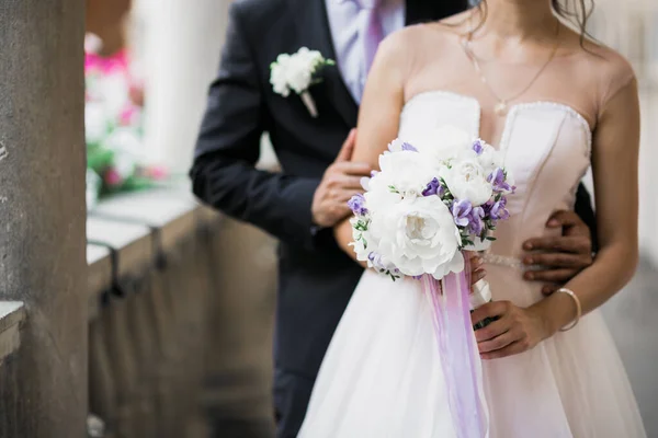 Casal Casamento Perfeito Segurando Buquê Luxo Flores — Fotografia de Stock