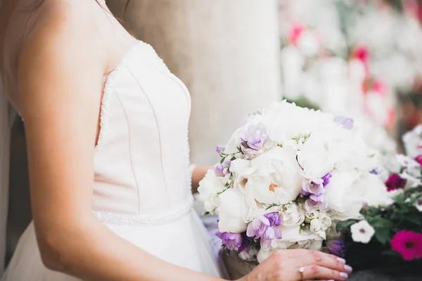 Noiva Segurando Grande Bonito Buquê Casamento Com Flores — Fotografia de Stock