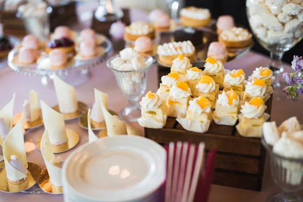 Νόστιμο Και Νόστιμο Επιδόρπιο Τραπέζι Cupcakes Και Σφηνάκια Στη Ρεσεψιόν — Φωτογραφία Αρχείου