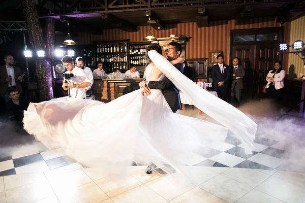 Primer Baile Boda Pareja Recién Casada Restaurante — Foto de Stock