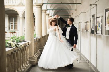 Mükemmel bir çift gelin ve damat düğün günlerinde poz verip öpüşürler..