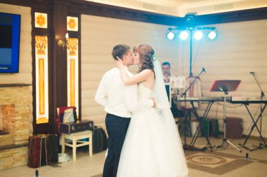 Güzel beyaz bir çift yeni evlendiler ve ilk danslarını ediyorlar..