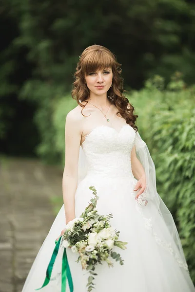 Красивая Роскошная Невеста Элегантном Белом Платье — стоковое фото