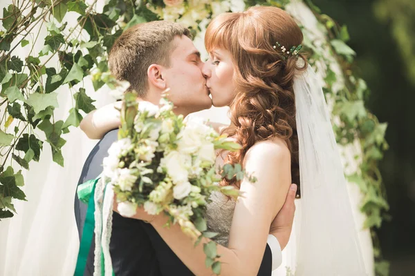 Couple Parfait Mariée Marié Posant Embrassant Dans Leur Jour Mariage — Photo