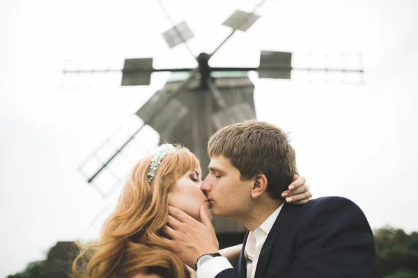 Emocional Bela Noiva Abraçando Noivo Recém Casado Campo Closeup — Fotografia de Stock