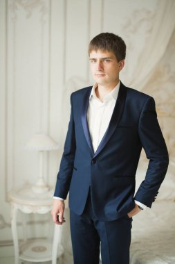 Stüdyoda duran mutlu iş adamının portresi..