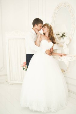 Gelin ve damat el ele tutuşuyor..