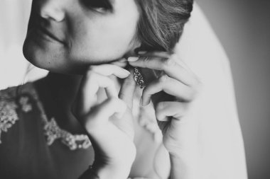 Tüylü, lüks makyaj, saç stili, stüdyo içi fotoğraf çekimi olan güzel bir gelin..