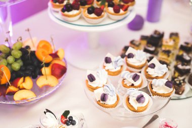 Lezzetli düğün resepsiyonu, tatlı masası..