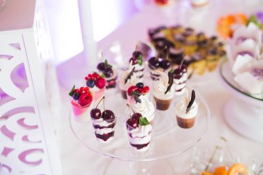 Lezzetli düğün resepsiyonu, tatlı masası..