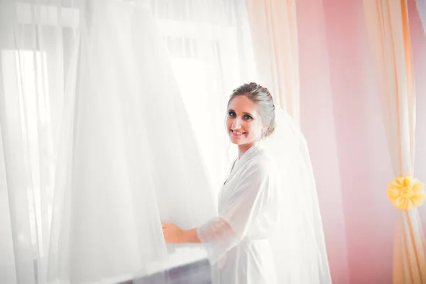 Πολυτελής Νύφη Λευκό Φόρεμα Που Ποζάρει Ενώ Προετοιμάζεται Για Την — Φωτογραφία Αρχείου