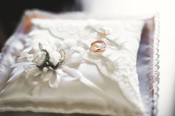 教会での結婚式の指輪 マクロ — ストック写真