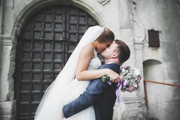 Красива Романтична Весільна Пара Молодят Обіймається Біля Старого Замку — стокове фото