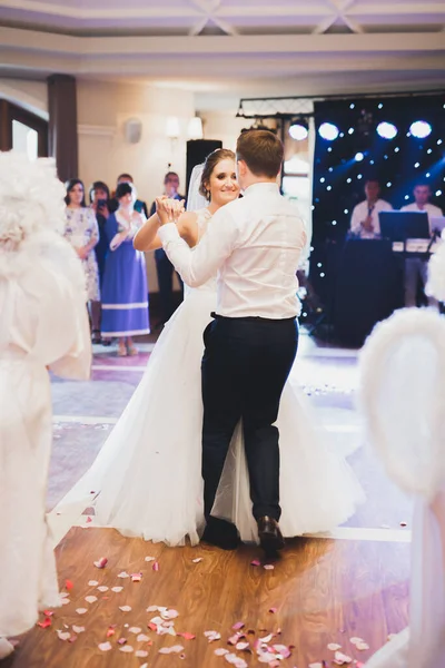 Första Bröllopsdansen För Nygifta Par Restaurang — Stockfoto