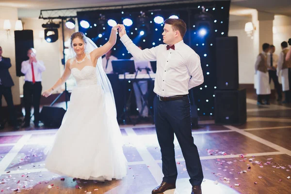 美丽的高加索婚礼夫妇刚刚结婚 跳着他们的第一支舞 — 图库照片