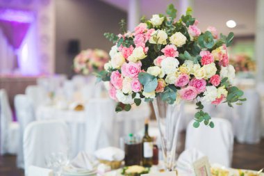 Düğün töreni için hazırlanmış bir restoranın içinde..