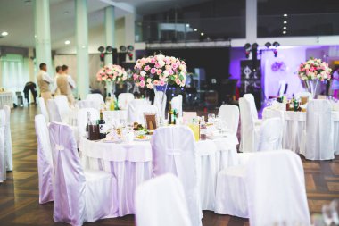 Düğün töreni için hazırlanmış bir restoranın içinde..