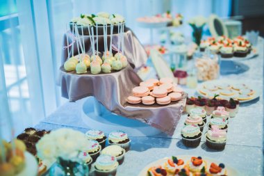 Çeşitli lezzetli tatlılar, yemek fikirleri ve kutlamalarla dolu bir büfe..