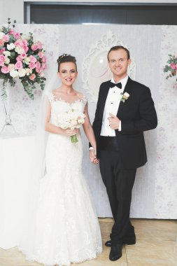 Mükemmel bir çift gelin ve damat düğün günlerinde poz verip öpüşürler..