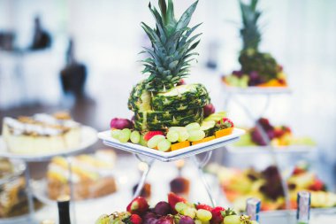 Lezzetli ve tatlı bir tatlı masası. Kapalı resepsiyonda küçük kekler ve shot 'lar var..