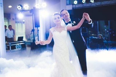 Yeni evli çiftin ilk düğün dansı..